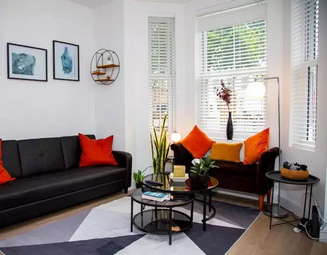 SmartStay, Fast Wifi and Workspace, 3 Beds, Central, Private Parking, by Airport