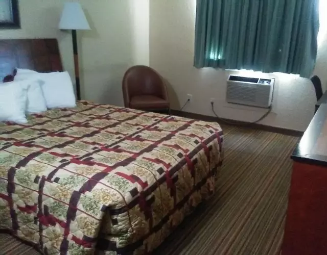 Knights Inn and Suites - Grand Forks