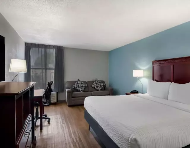 Clarion Inn & Suites Grand Rapids Airport