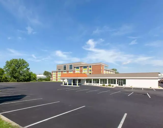 Days Inn & Suites by Wyndham Grand Rapids Near Downtown