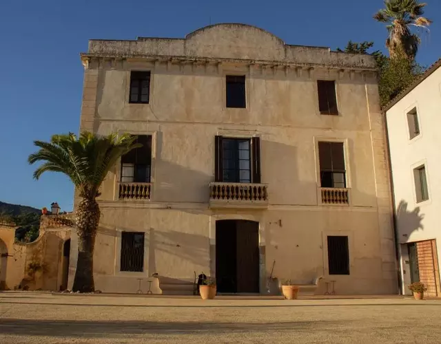 Can Rovira - Stunning Neoclassical Mansion, Just 20 min drive from Barcelona City Center, Ideal for groups and families