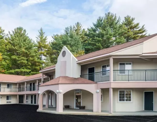 Howard Johnson by Wyndham Lenox