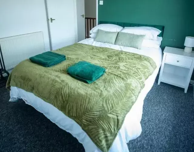 Spacious 3 Bedroom Home Near Beach & Town in Lowestoft by Eason Stays, ideal for weekend getaways and business travelers - with free parking!