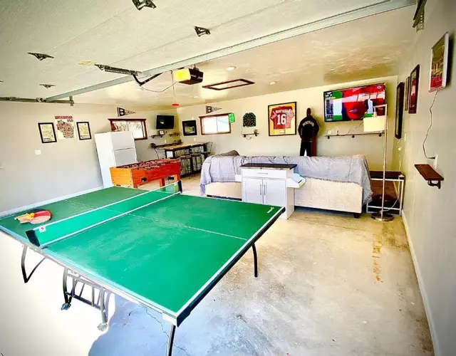 Green Bay Packer Game House or Resch Expo less than 1 mile from Lambeau Field