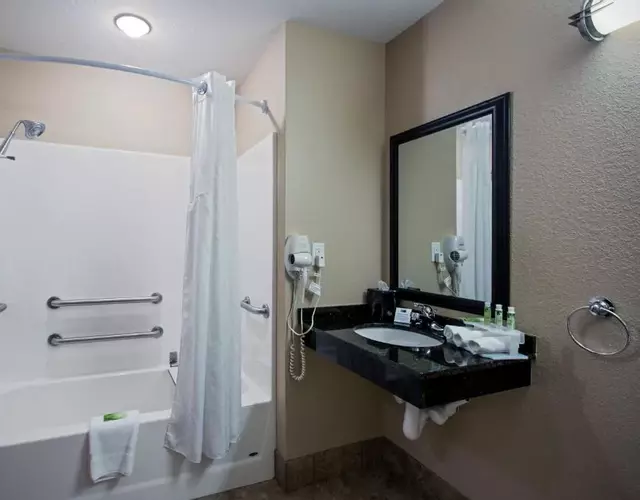 Holiday Inn Express & Suites - Green Bay East by IHG