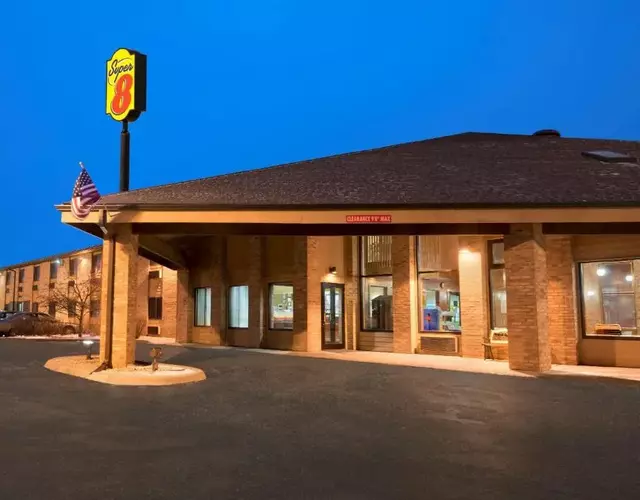 Super 8 by Wyndham Green Bay I-43 Bus. Park