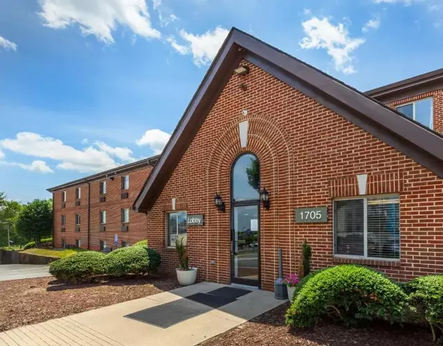 HomeTowne Studios & Suites by Red Roof Greensboro