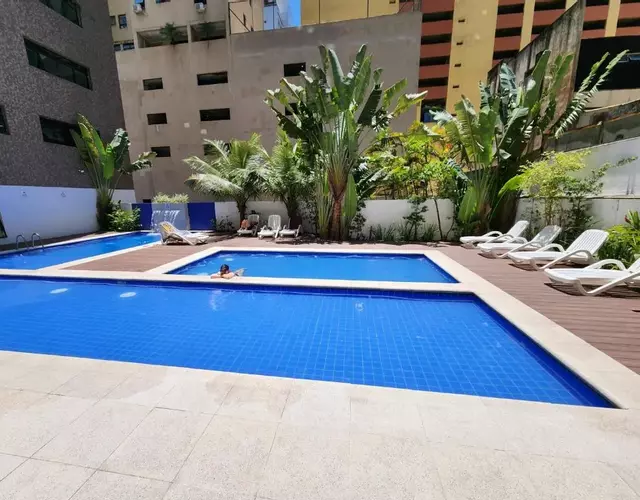 Lindo Flat Capitania Varam , WI FI , 2 aparelhos de ar condicionado , serviço de praia , enorme sacada com vista ao mar e telas de proteção para as crianças , 3 piscinas