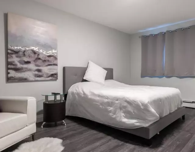 ENTIRE BACHELOR UNIT EN-SUITE UPTOWN WATERLOO - e5