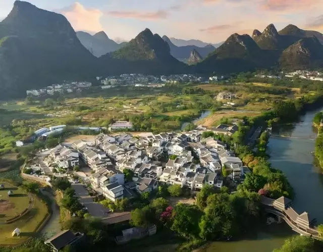 Serene Vale Inn offers a complimentary one-way high-speed rail pickup service for guests staying two nights or longer