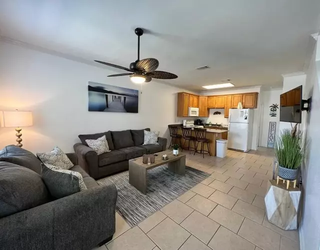 Cheerful 3 bedroom townhome Pool! Beach! Fun!