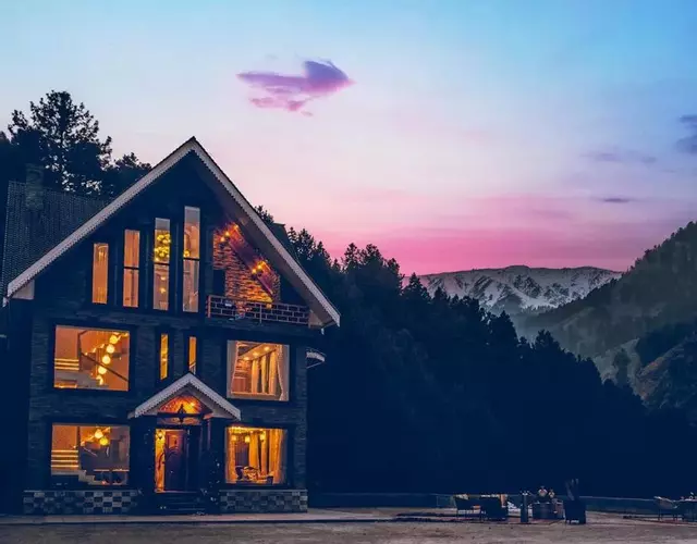 StayVista at Frozen Fall - Tangmarg with Breakfast Included