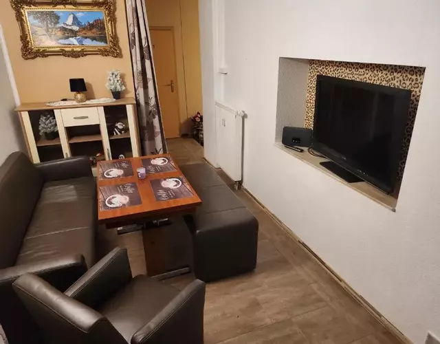 Halle, Bestes in Preis- Leistung- Lage, City, EG, 84 qm, SD, 1- 3 Doppelzimmer, extra für sie kostenlose TV Lounge extra Küche u Bad bis 6 Personen