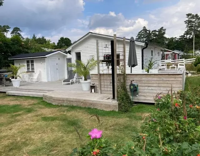 Strandnära mysig stuga med generösa utvändiga ytor