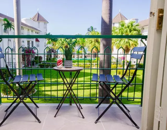 Center of Ocho Rios-Beachfront Studio-Free Beach Access-Pool-Free Parking-Gated Complex-Free Wifi 100Mbps