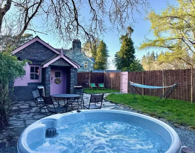 Tiny Romantic Retreat with Hot Tub on a Country Estate near Cardigan Bay in Eryri Snowdonia