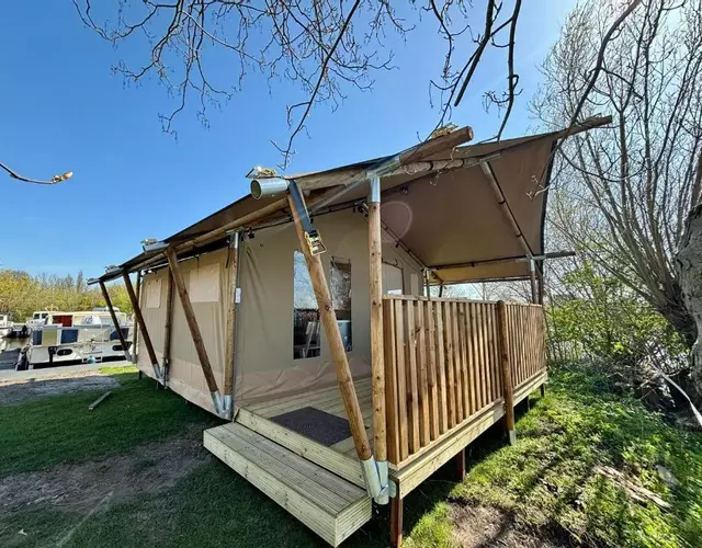 Luxe glamping tenten aan het water