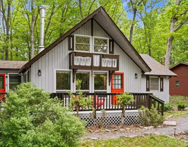 The Gingerbread House: 4 BR chalet, w/ Sunroom/Deck, sleeps 12, modern amenities