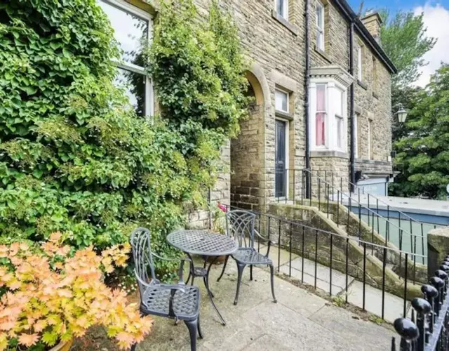 Homely 4 bed cottage central characterful