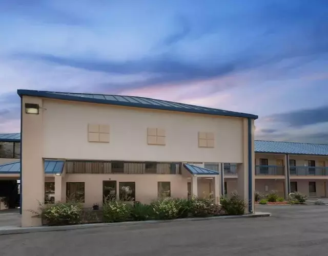 Super 8 by Wyndham Hattiesburg South