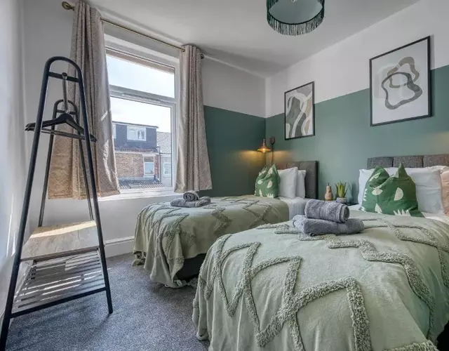 Stunning Design 3-Bedroom Townhouse Retreat in Southsea, Sleeps 8, Chic and Spacious with Free Parking Permit, WORK CONTRACTORS SPECIAL OFFER AVAILABLE! - by Blue Puffin Stays