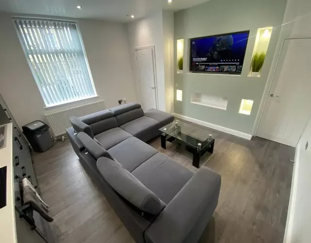 Luxury 3-Bed House-Jaquzzi Bath-Private Parking-Sleeps 13- 2 Min M62