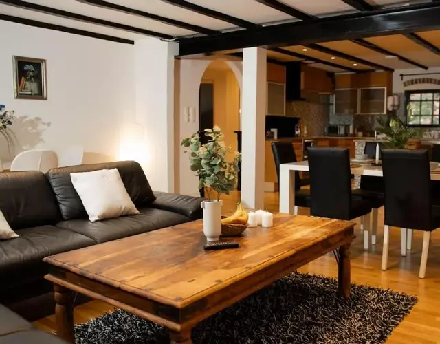 Historical Malt Factory Apartment, 6 Bedrooms, sleeps 12 , Hot Tub