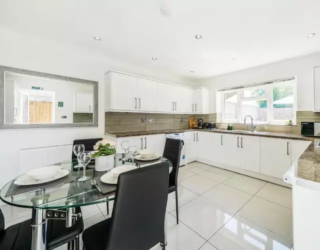 COZY 6-Bed Home in Reading, Close to University, Attractions, Train Station with Garden, Parking & WiFi