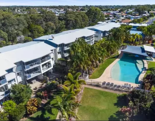 Large Pool Newly Renovated Apartment Walk to Whale watching and beaches