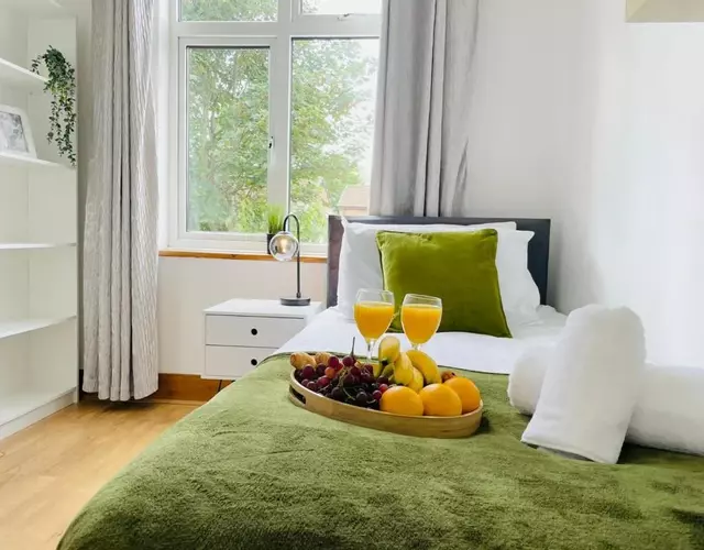 Lovely 4 Bed, Family & Contractors Luton Airport & M1 by Properties2you