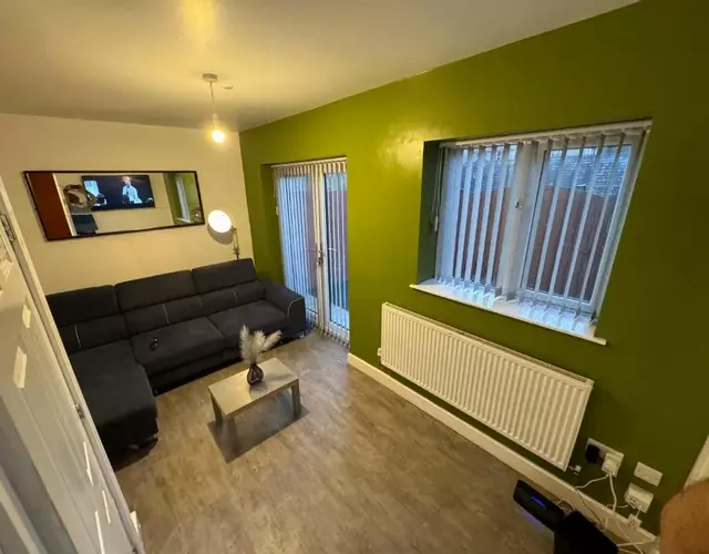Modern 3- Bed House -Private Parking - sleeps 12- 2 Min M62