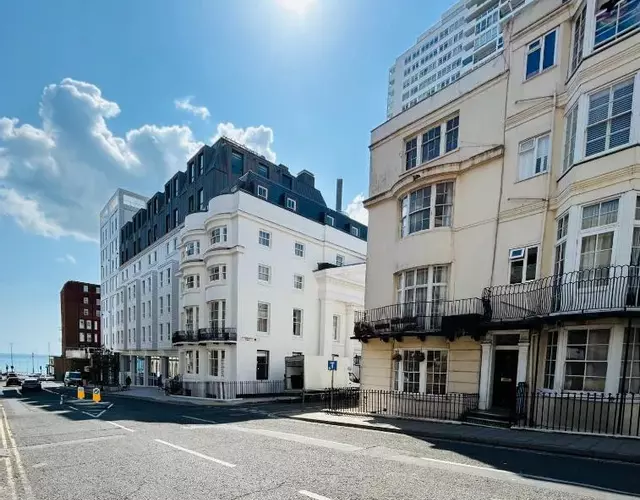 Two Top Central Unique Artisan Beach Studios - also separate spa cabin