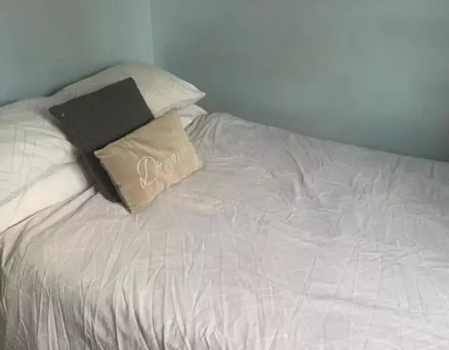 FEMALES ONLY OR Couples for DOUBLE ROOM - near Stonehenge