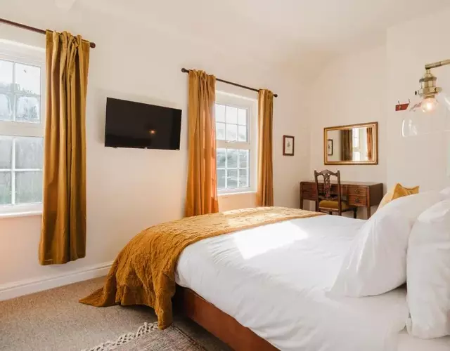 Idyllic Foodie Retreat above The Silks Pub!