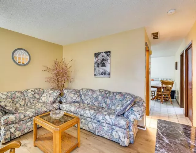 2 Mi to Kansas State Fairgrounds Cozy Apartment!