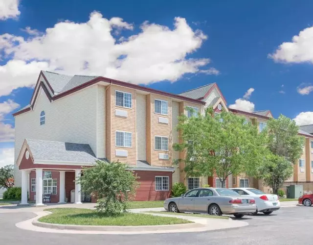 Days Inn & Suites by Wyndham Hutchinson