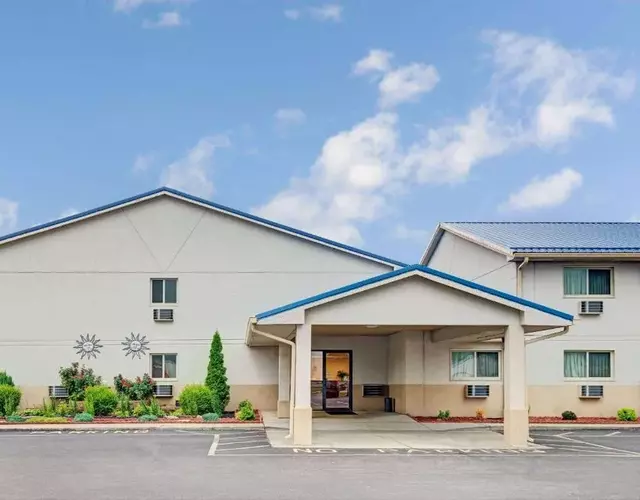 Super 8 by Wyndham Indianapolis Emerson