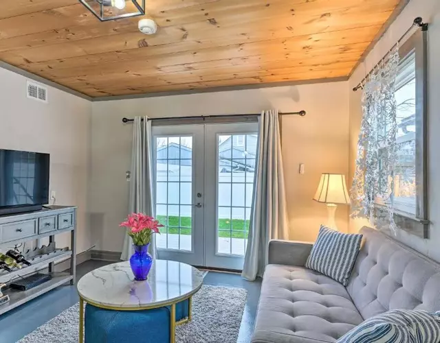 Bemus Point Vintage Suite with Soaking Tub and Kitchen