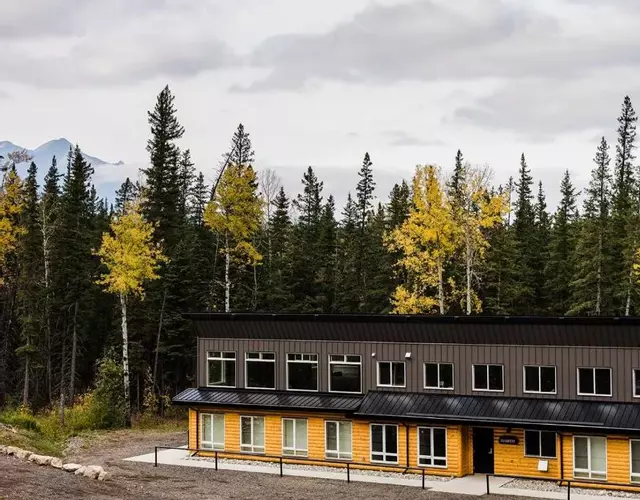 Jasper East Hostel - Near Jasper National Park East Gate Entrance