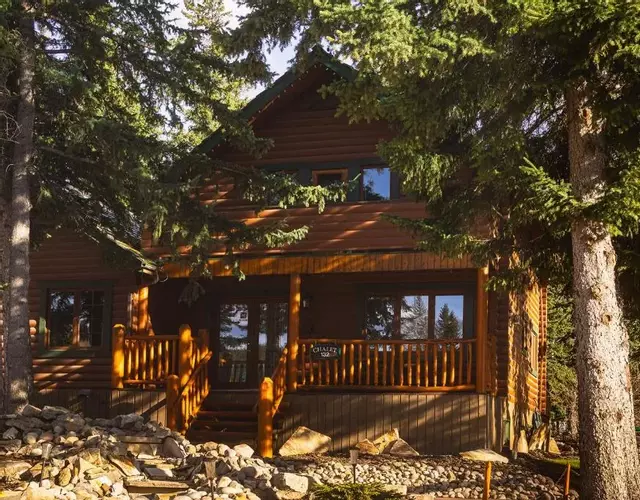 Overlander Mountain Lodge