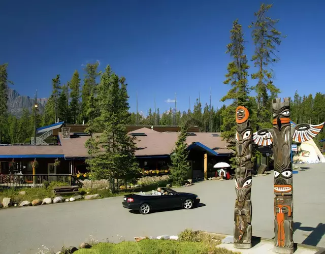 Sunwapta Falls Rocky Mountain Lodge