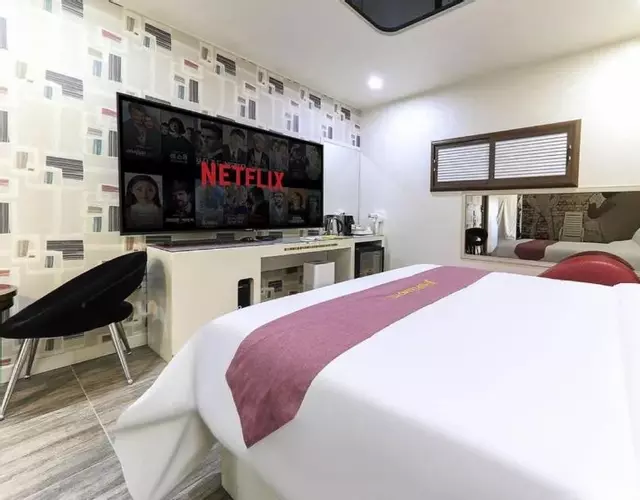 Hera drive in hotel