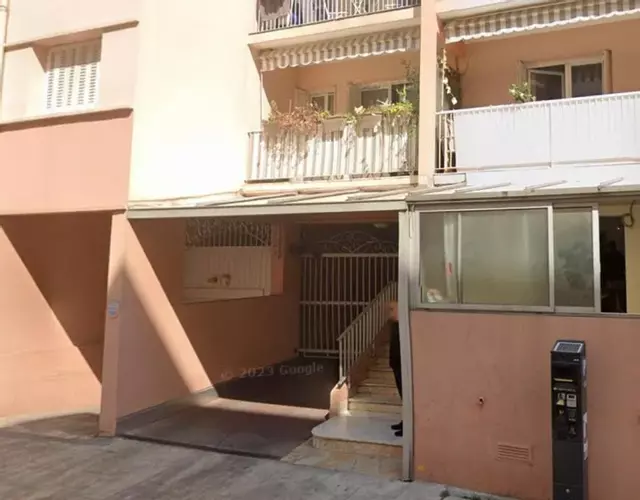 JUAN-LES-PINS PROCHE PLAGES et COMMERCES