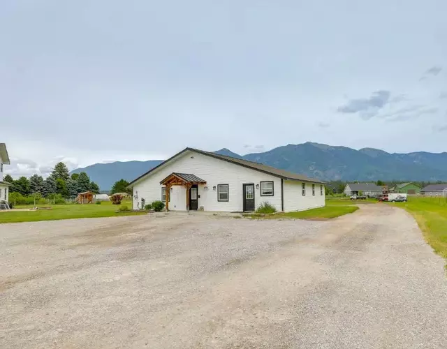 23 Mi to Glacier Natl Park Mtn-View Gem with Patio