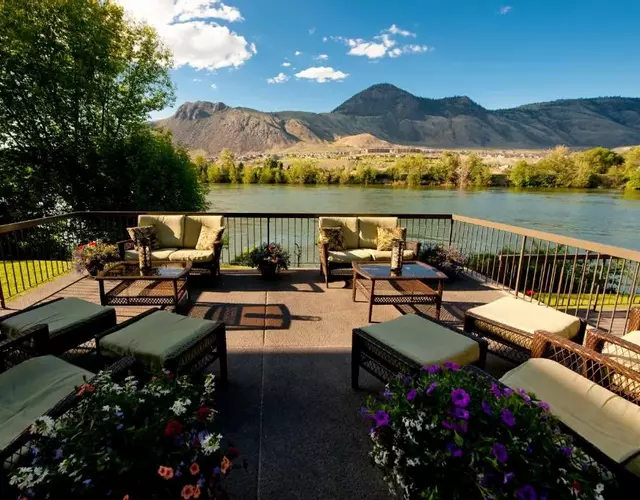 Riverland Inn & Suites