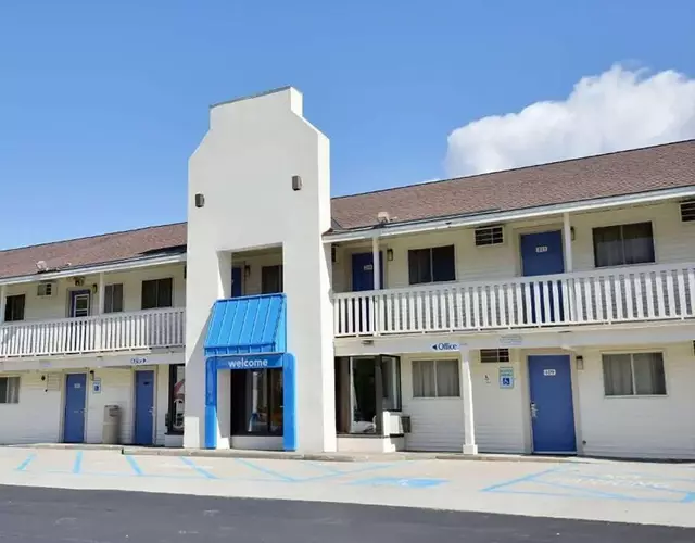 Travelodge by Wyndham Brattleboro VT