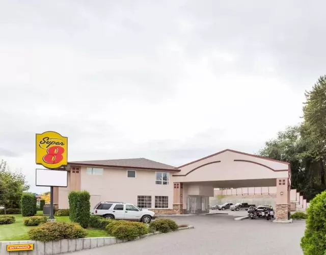 Super 8 by Wyndham Lake Country/Winfield Area
