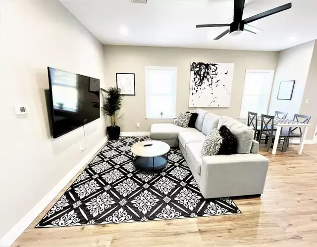 The loft at Park Place - 3rd floor walk up King and Queen beds fast WIFI and free coffee