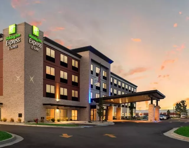 Holiday Inn Express & Suites Racine by IHG