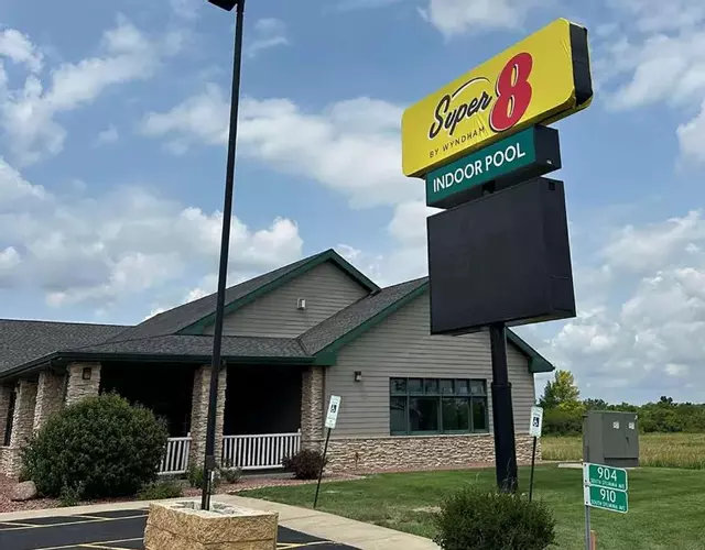 Super 8 by Wyndham Sturtevant Racine